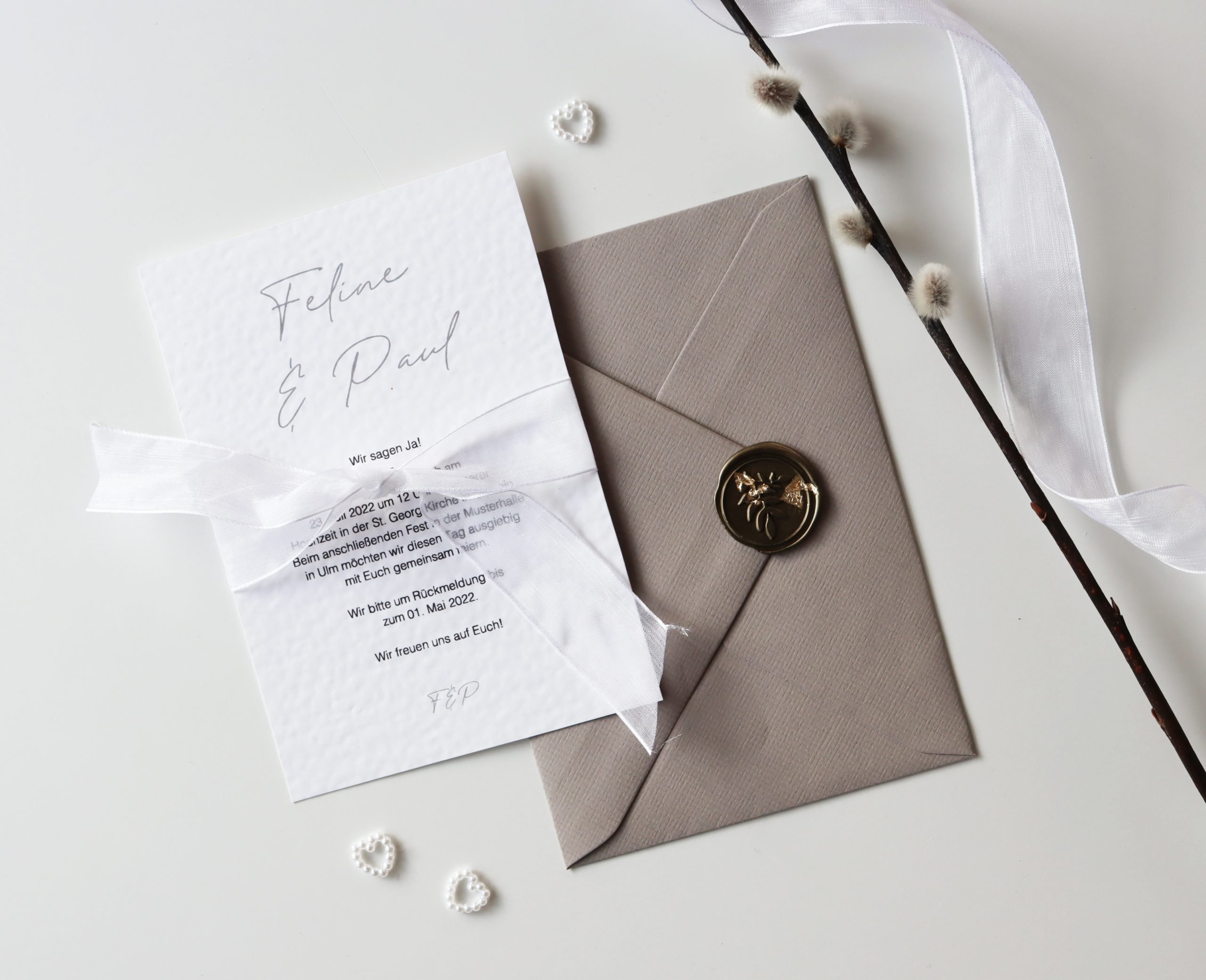 Einladungskarte für die Hochzeit mit einem beigen Umschlag schön dekoriert