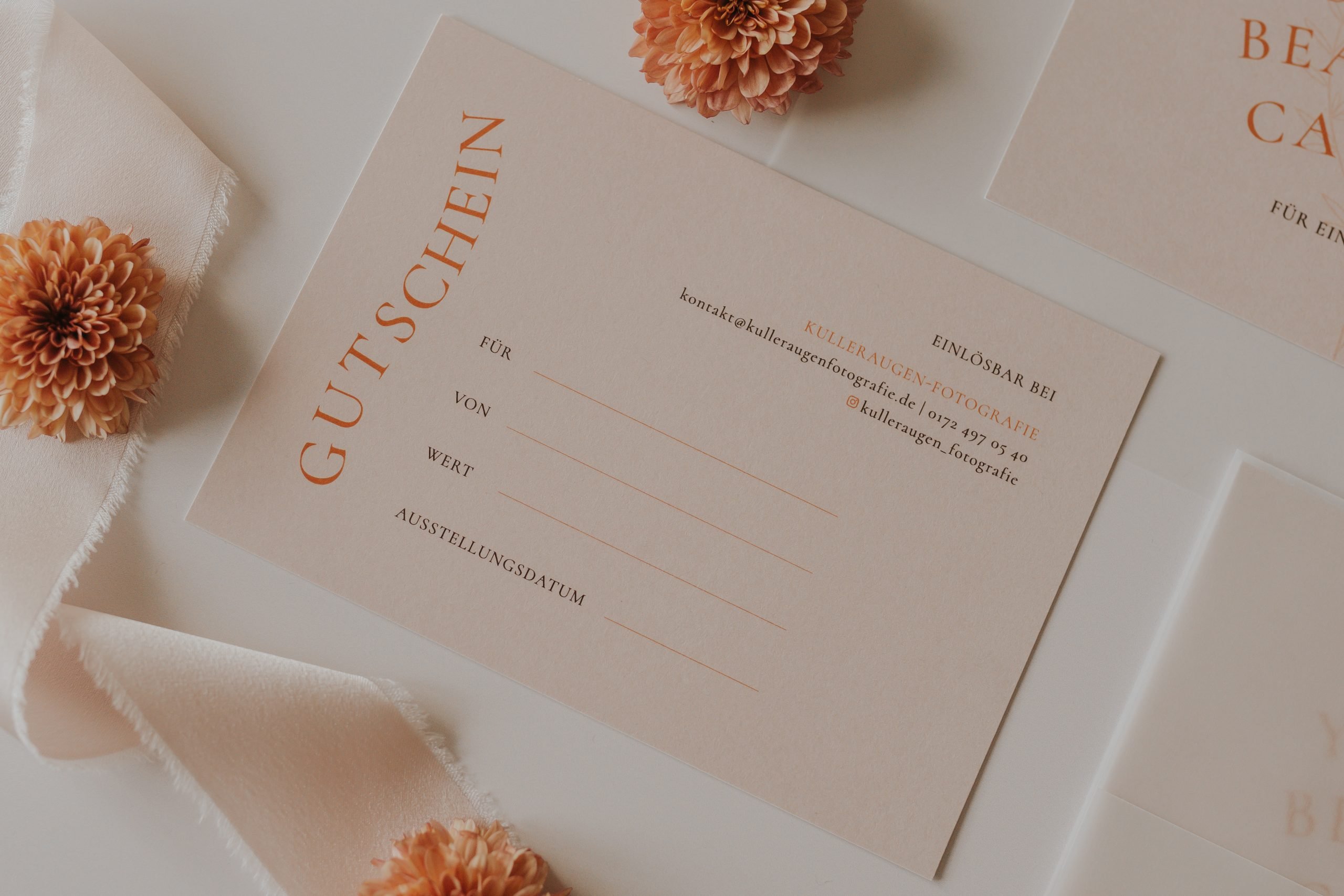 Das Foto zeigt Gutscheinkarten von einer Fotografin.