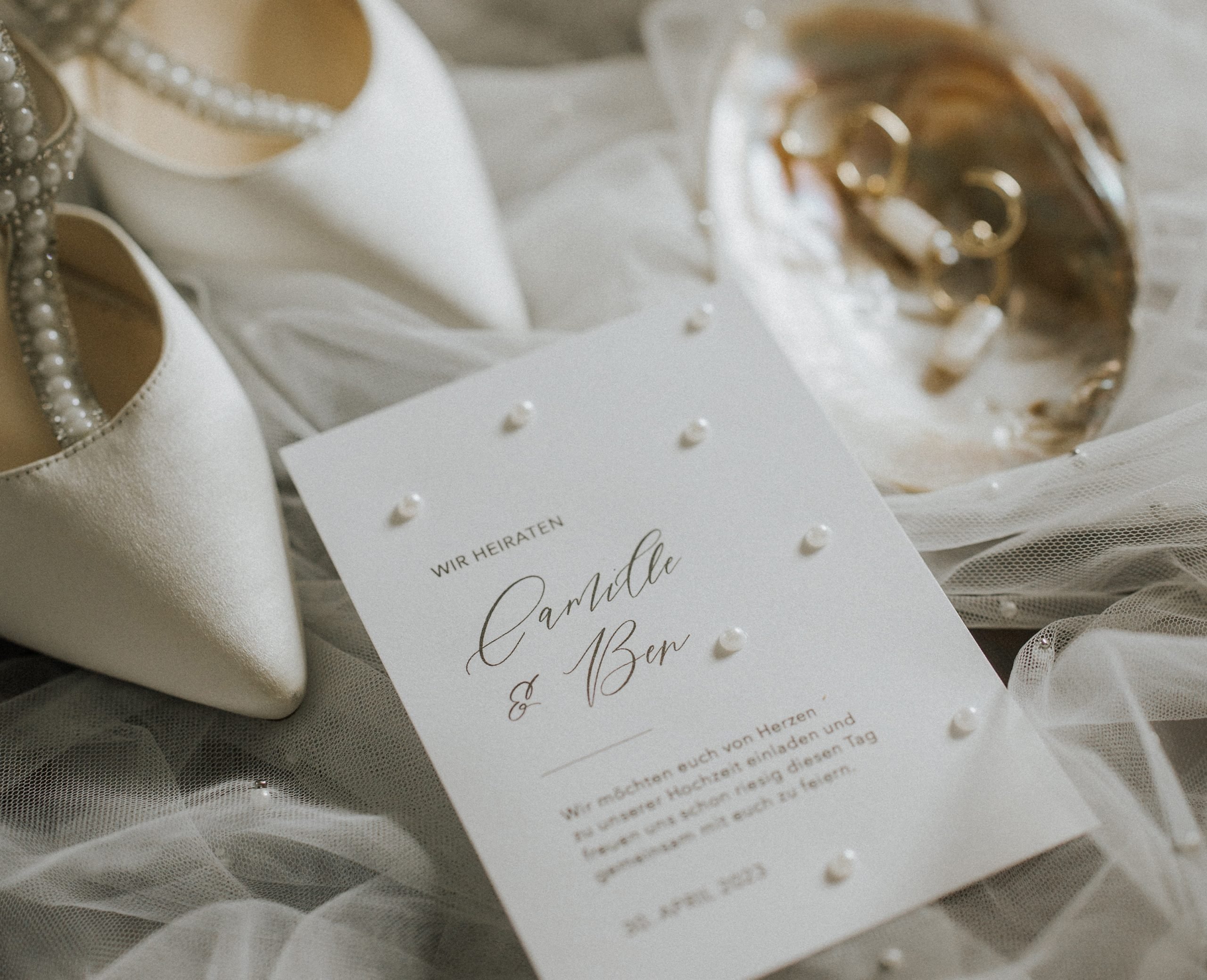 Eine Hochzeitseinladung mit Perlen
