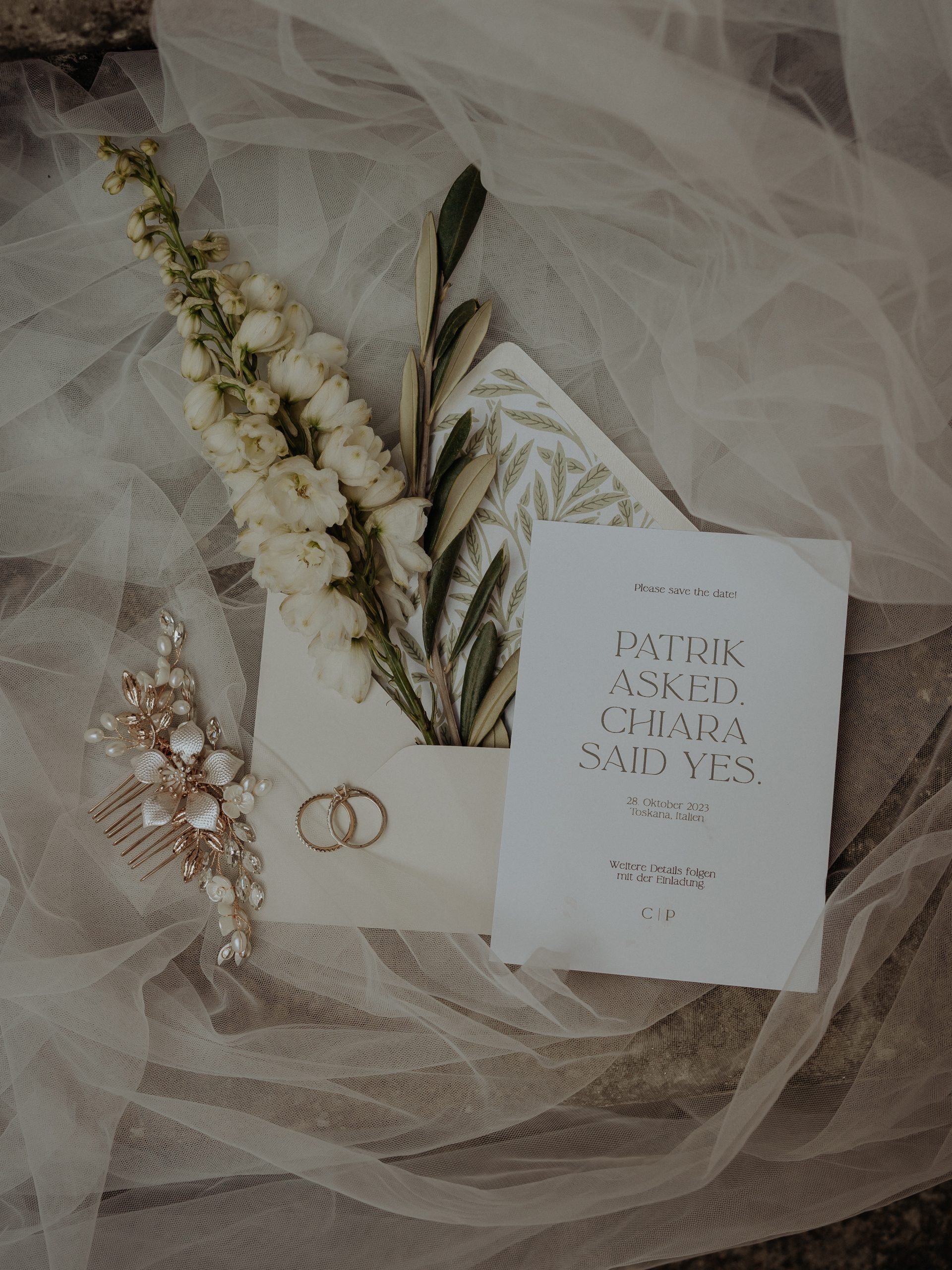 Eine Save-the-Date Karte für eine Toskana Hochzeit mit passendem Umschlag