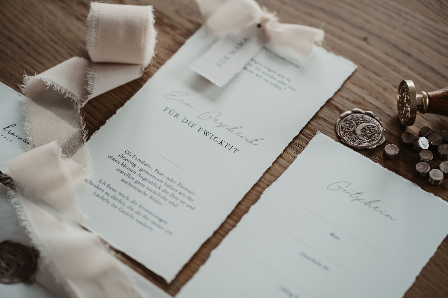 Das Foto zeigt die Gutscheinkarten und Visitenkarten einer Fotografin.