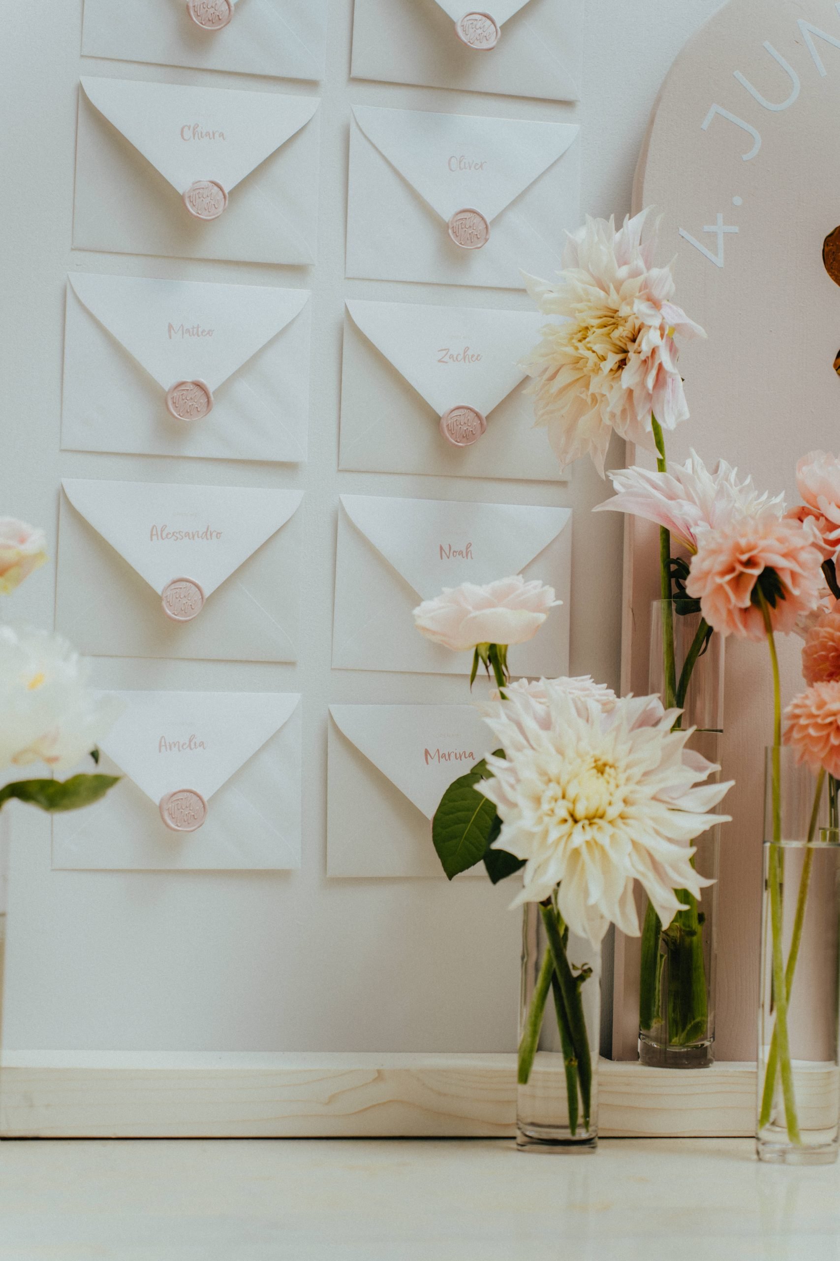 Das Bild zeigt einen Sitzplan einer Hochzeit mit persönlichen Briefen
