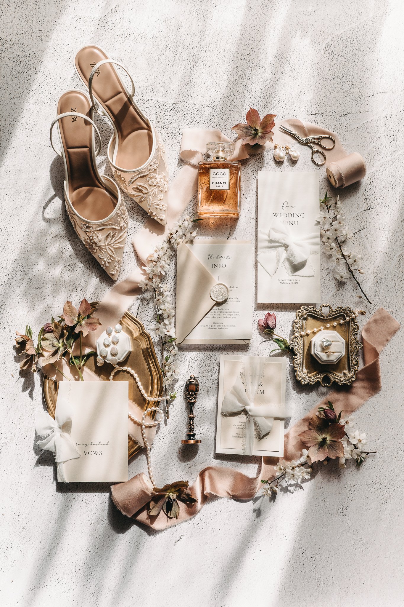 Flatlay Glam Wedding Stationery Das Foto zeigt die Hochzeitspapeterie einer Glam Hochzeit