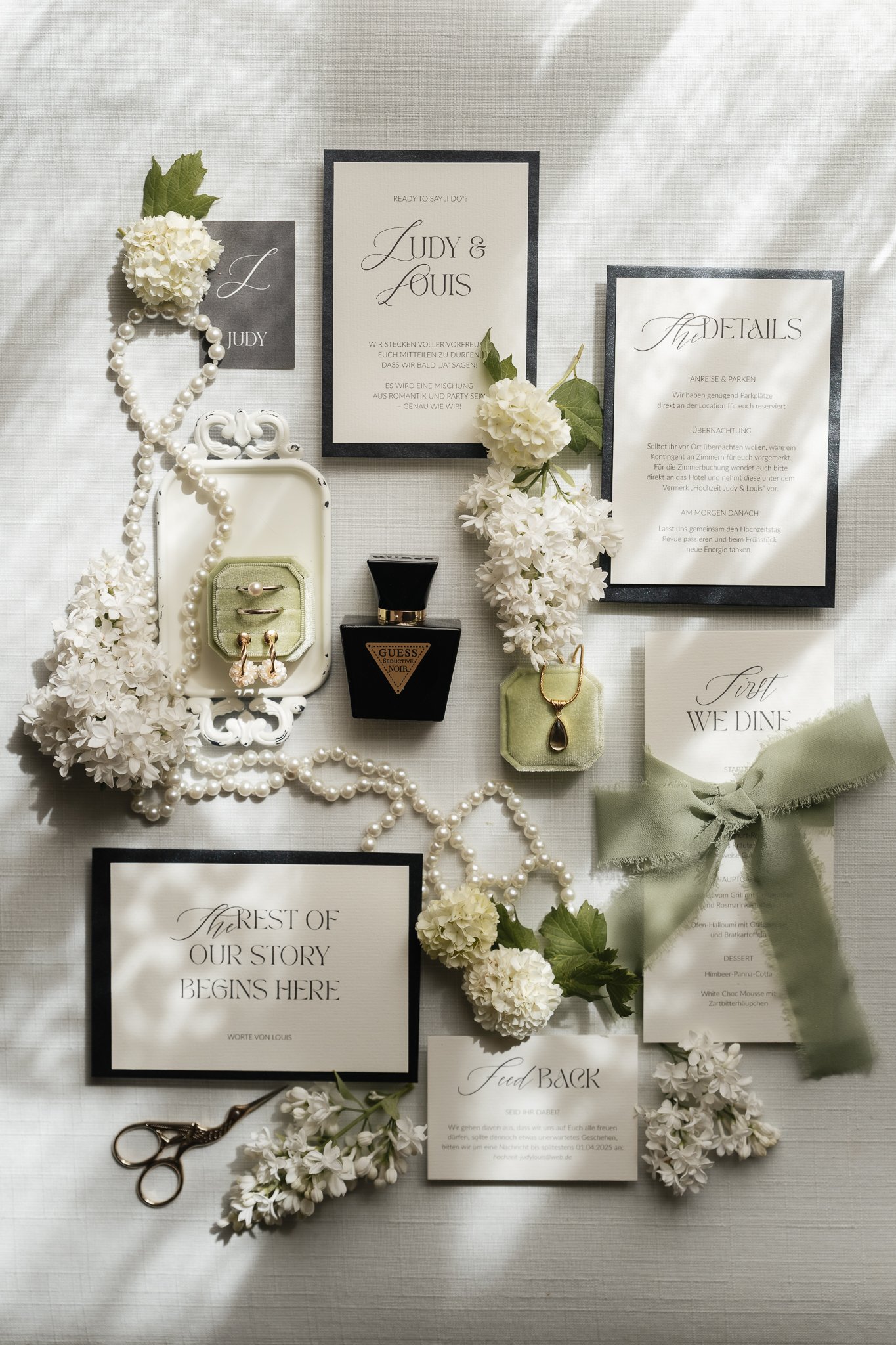 Das Bild zeigt ein elegantes Flatlay einer Hochzeitspapeterie