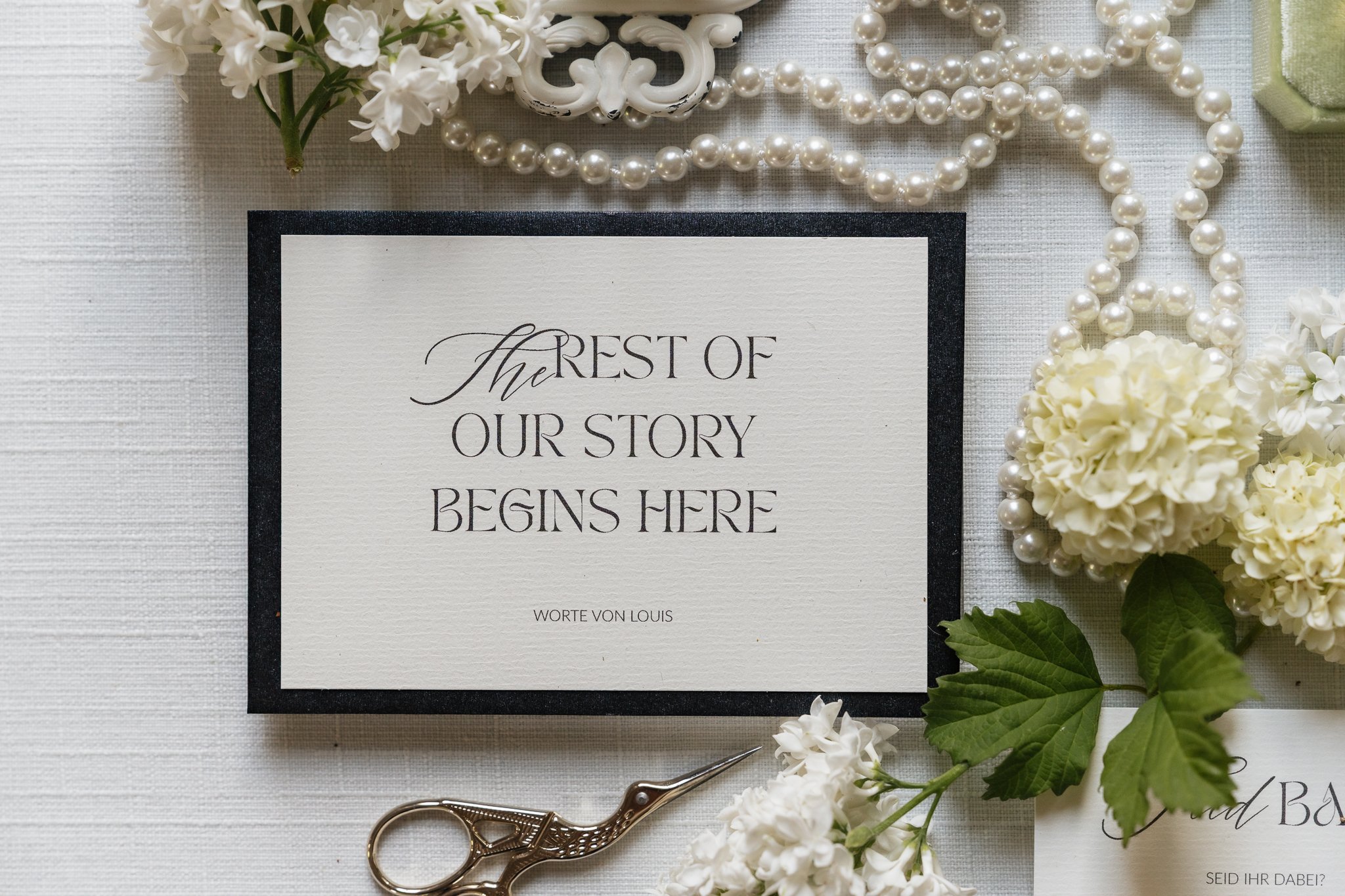 Das Bild zeigt ein elegantes Flatlay einer Hochzeitspapeterie