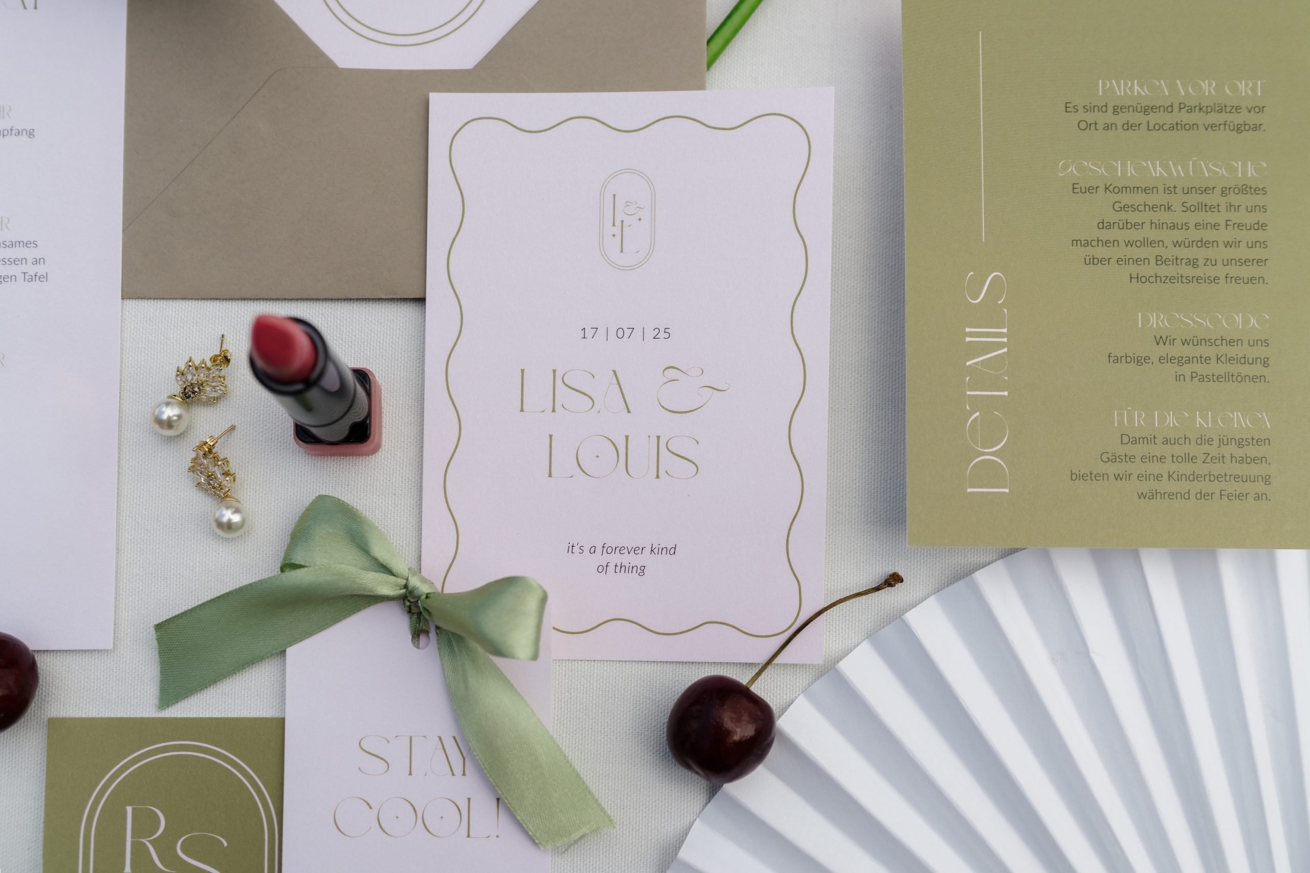 Das Foto zeigt eine Papeterie in Rosa- und Grüntönen und wirkt sehr elegant und hochwertig.