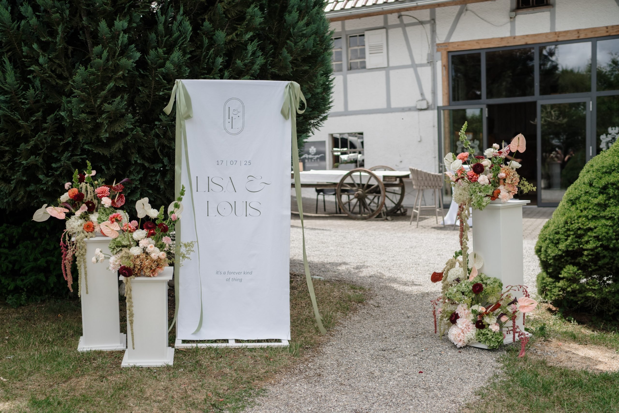 Das Bild zeigt ein Stoffbanner als Willkommensschild einer Hochzeit