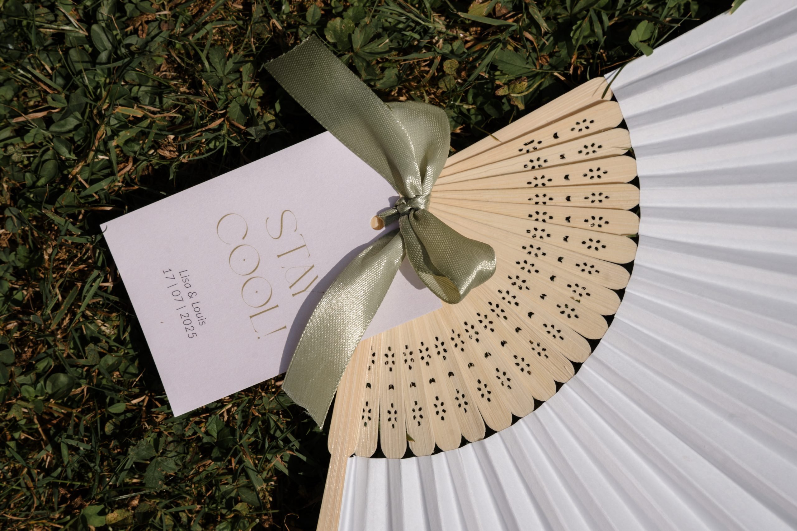 Das Bild zeigt einen Fächer mit Anhänger "Stay Cool" für eine freie Trauung.