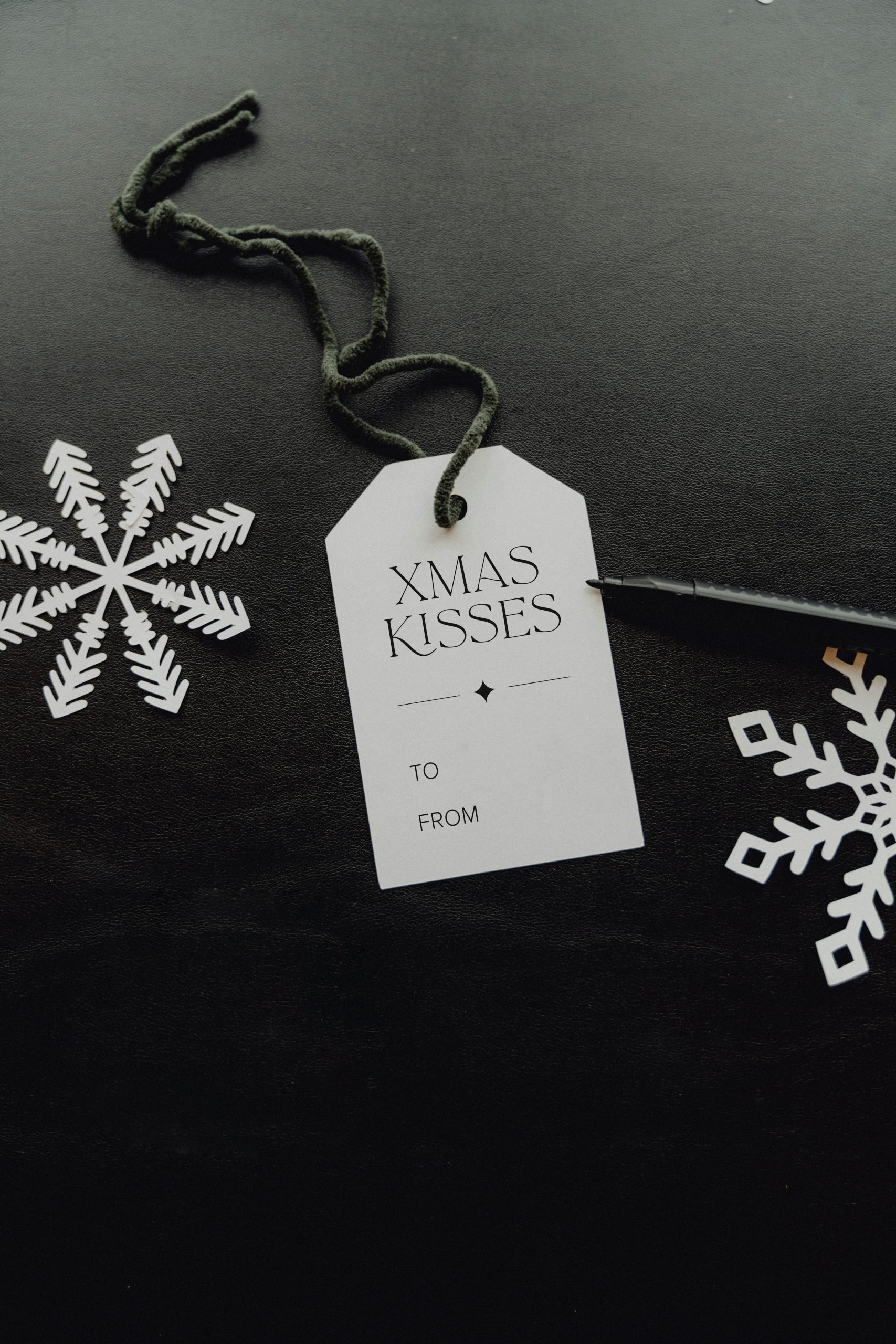 Ein Mockup eines Geschenkanhängers mit Weihnachtsmotiv.