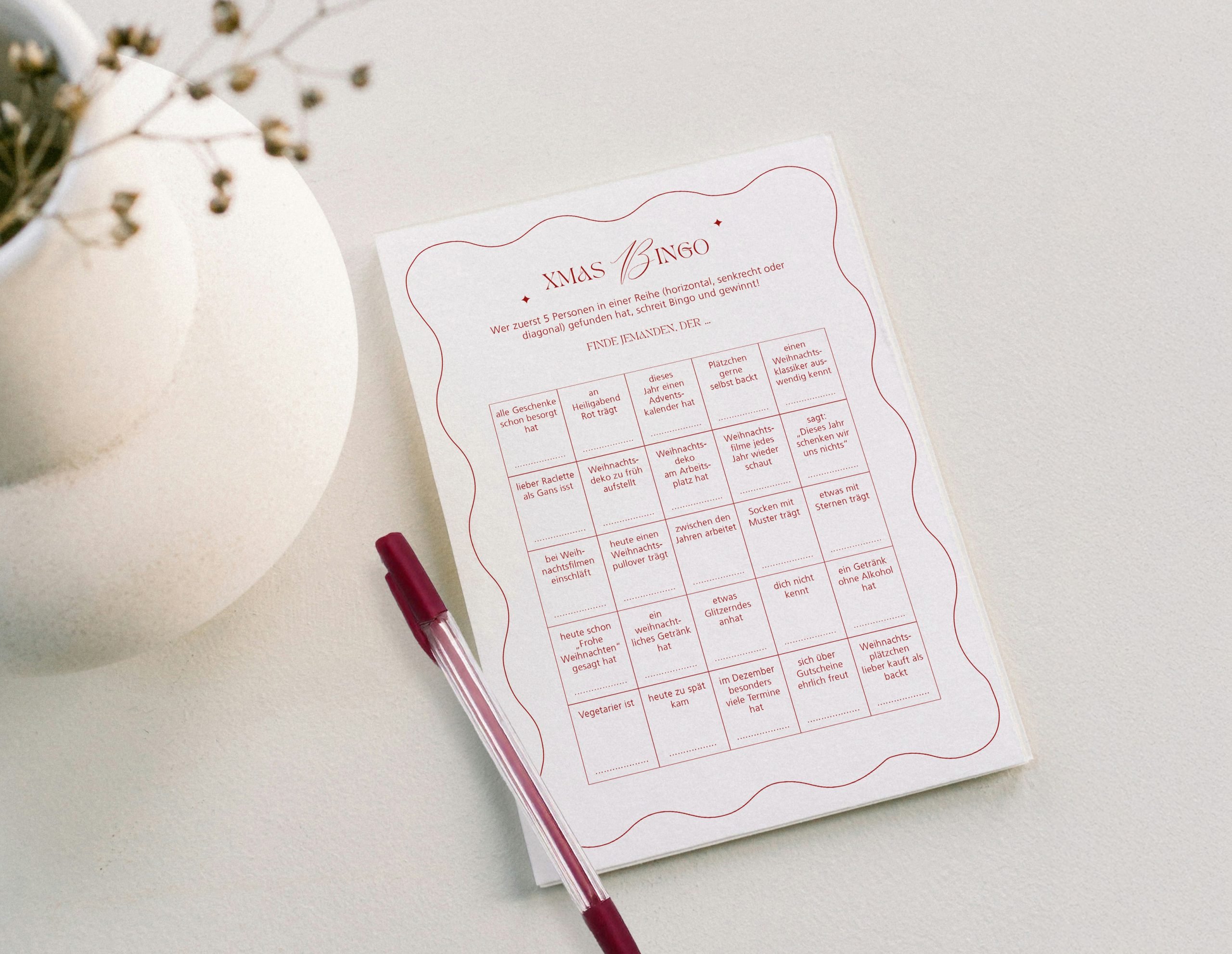 Ein Mockup zu einer Karte mit einem Weihnachtsbingo und einem Stift.