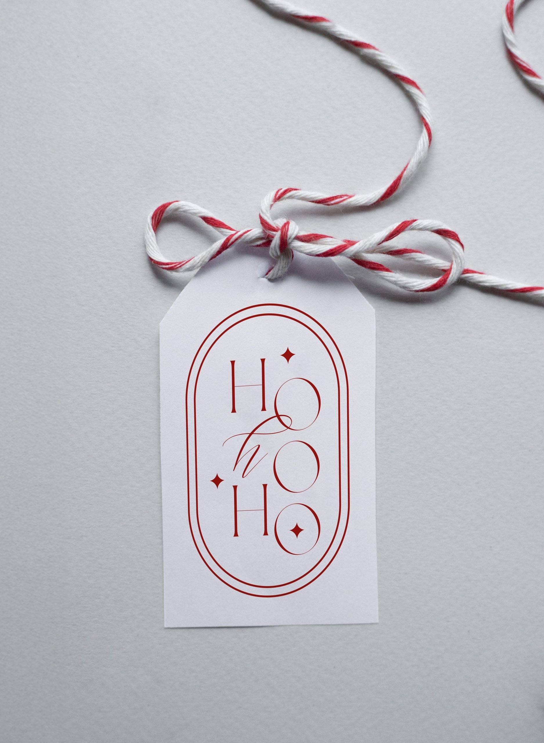 Ein Mockup der kostenlosen Geschenkanhänger zum Ausdrucken im Stil "Festive Season".