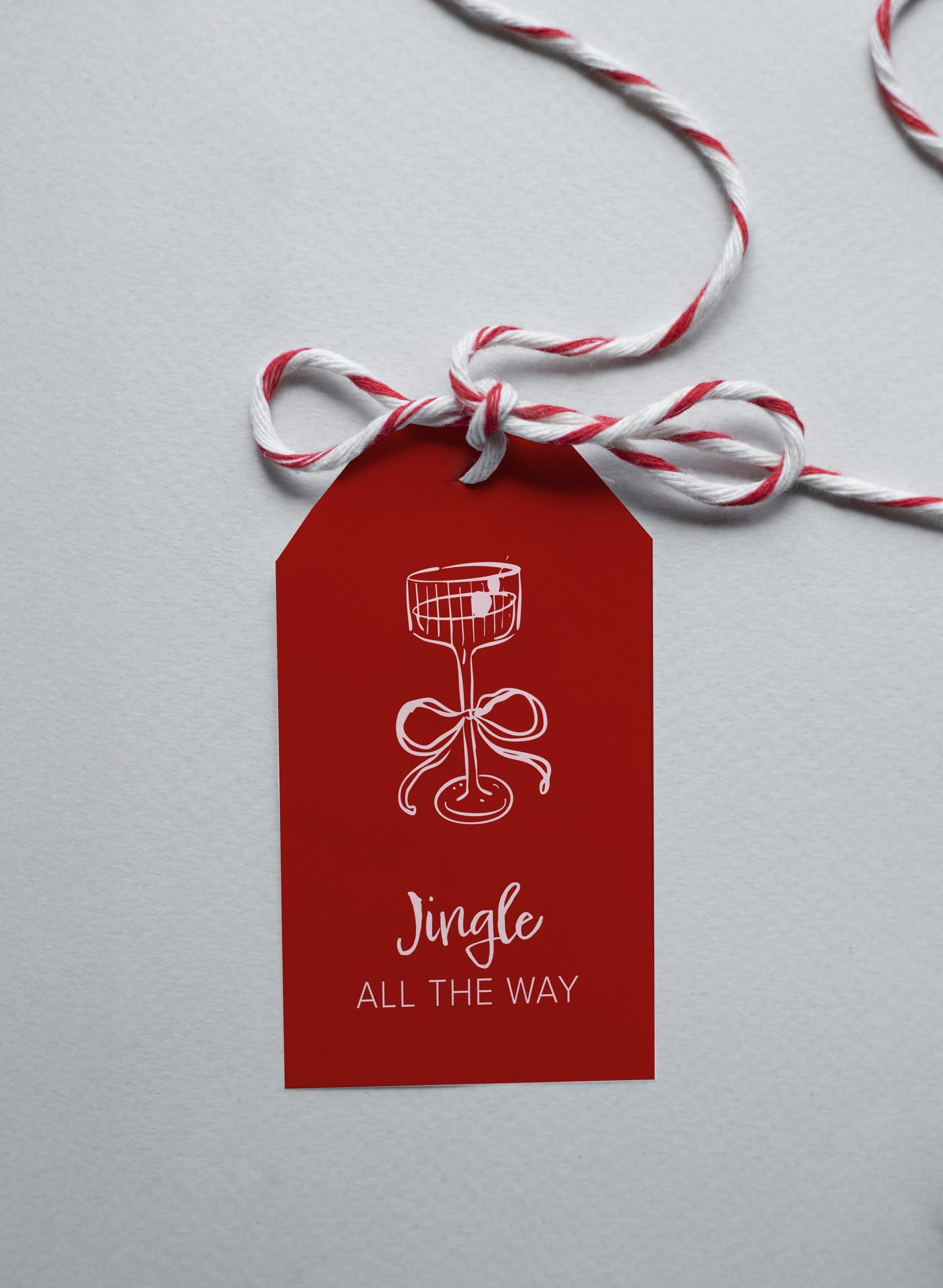 Ein Mockup der kostenlosen Geschenkanhänger zum Ausdrucken im Stil "Merry & Bright".