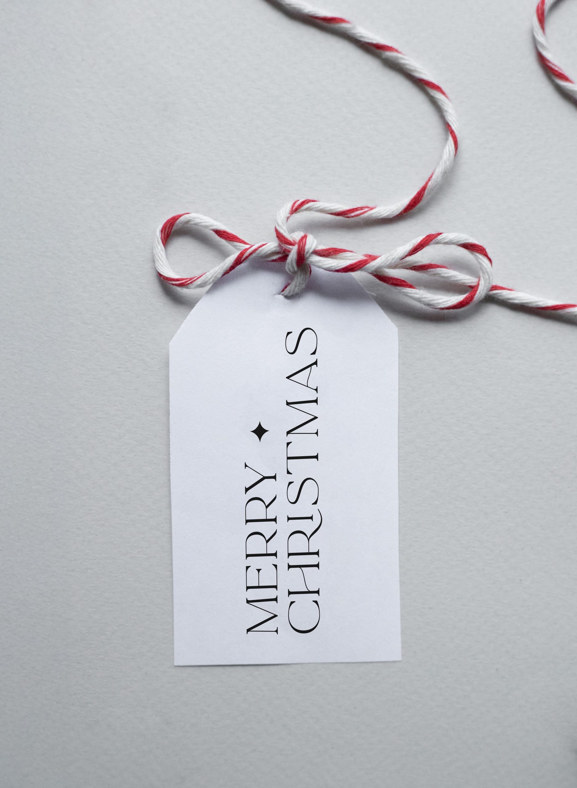 Ein Mockup der kostenlosen Geschenkanhänger zum Ausdrucken im Stil "Xmas Kisses" Design 2.