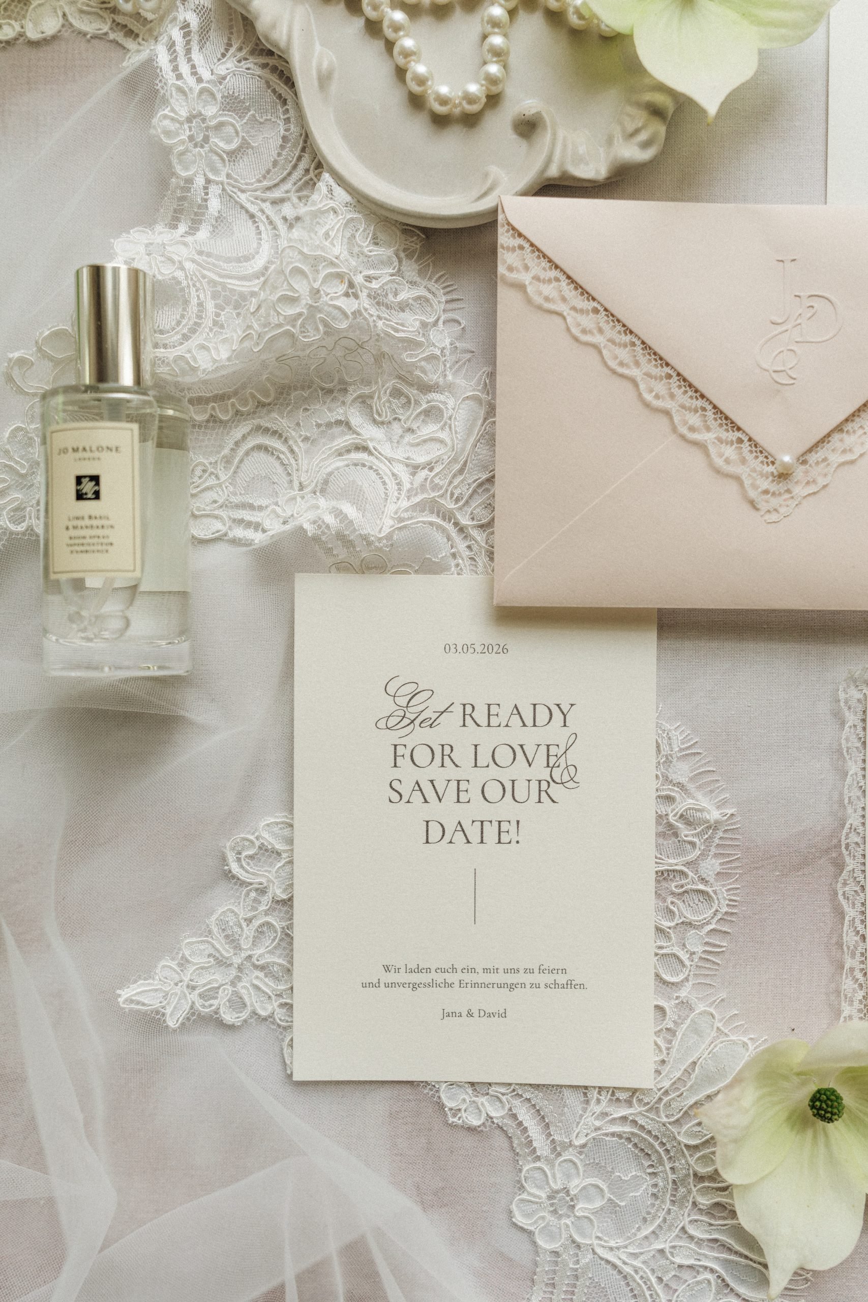Flatlay Hochzeitspapeterie Das Bild zeigt ein elegantes Flatlay einer modernen Hochzeitspapeterie