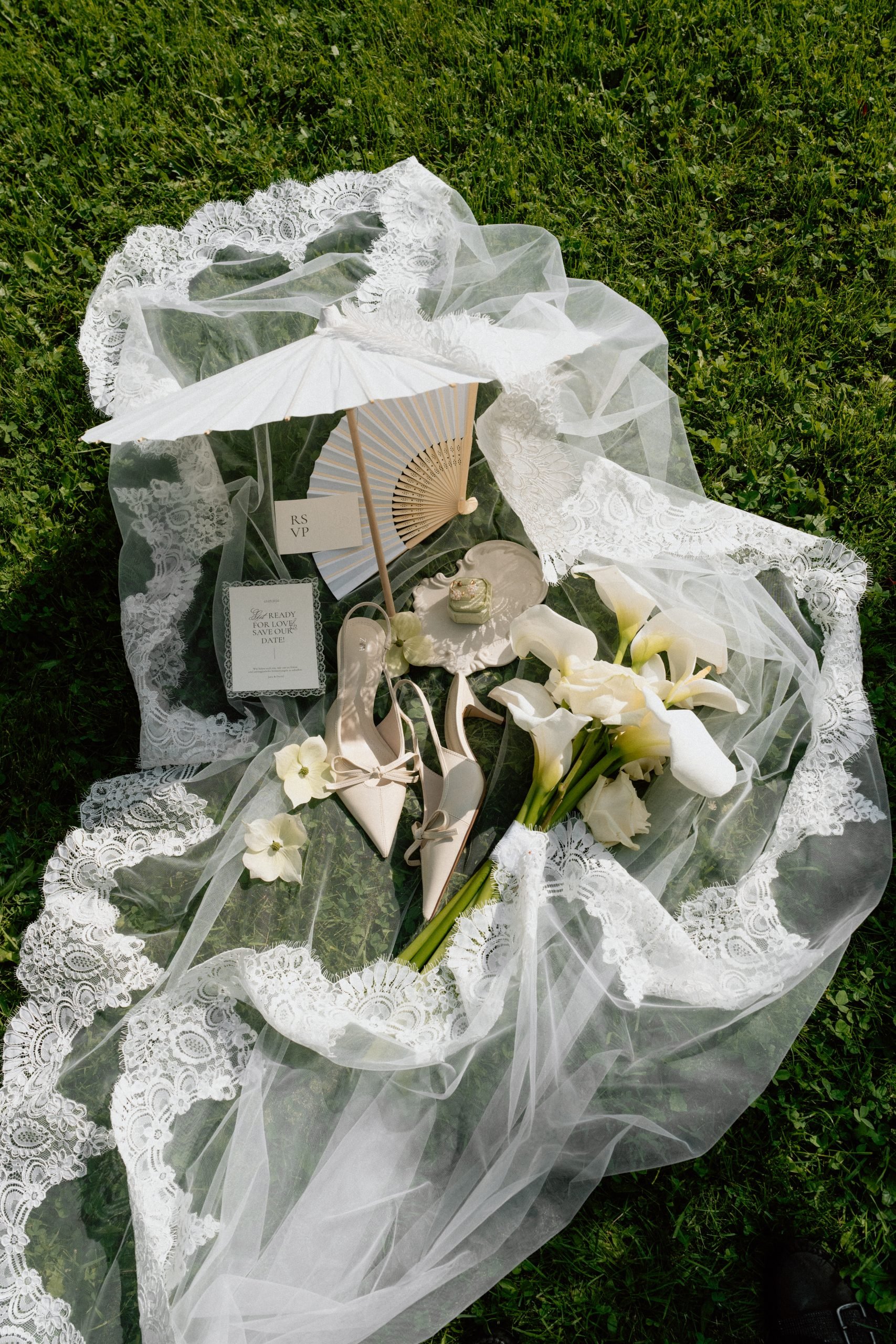 Flatlay Hochzeitspapeterie mit Spitze Das Bild zeigt ein elegantes Flatlay einer modernen Hochzeitspapeterie mit Spitze