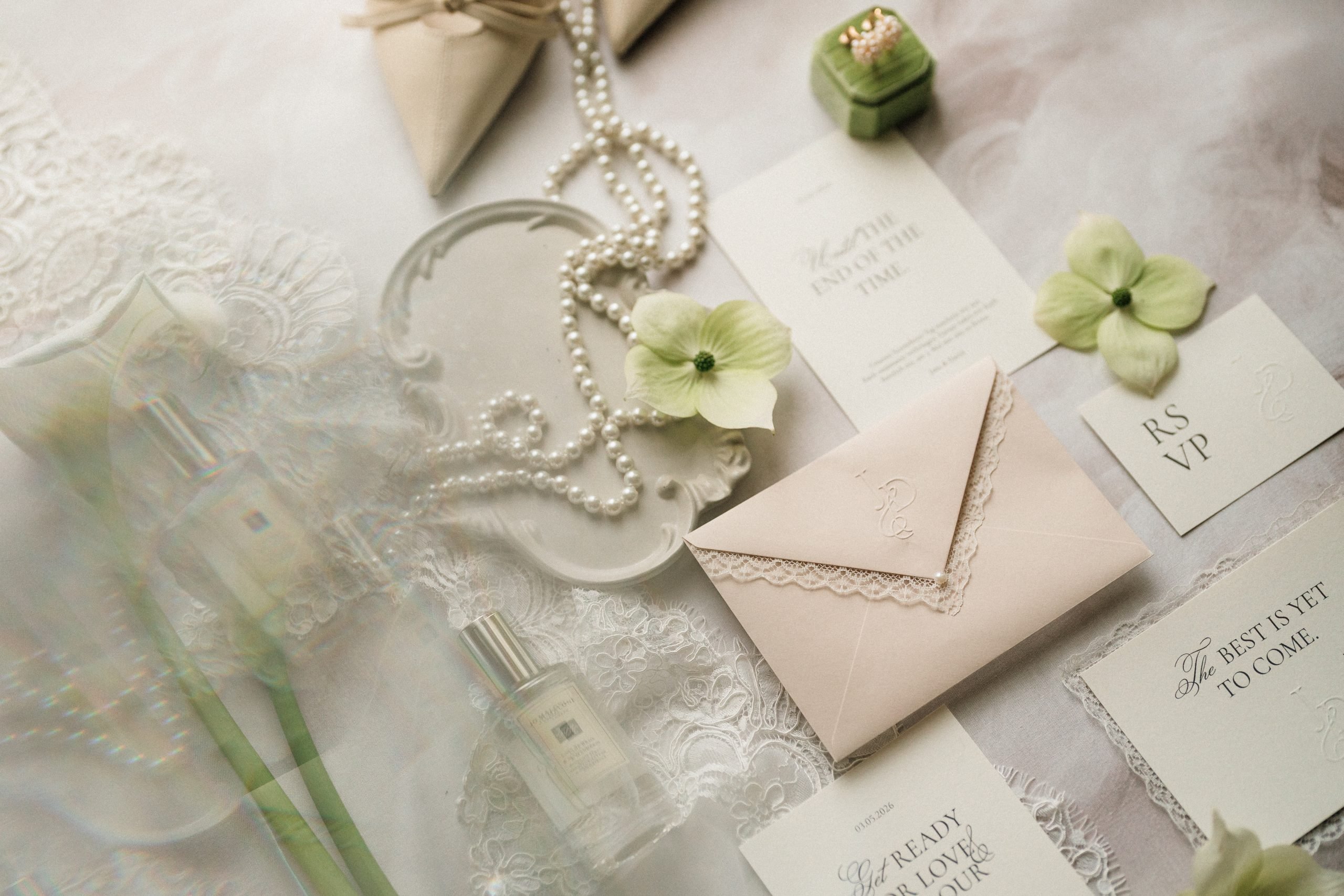 Flatlay Lace Stationery Das Bild zeigt ein elegantes Flatlay einer modernen Hochzeitspapeterie
